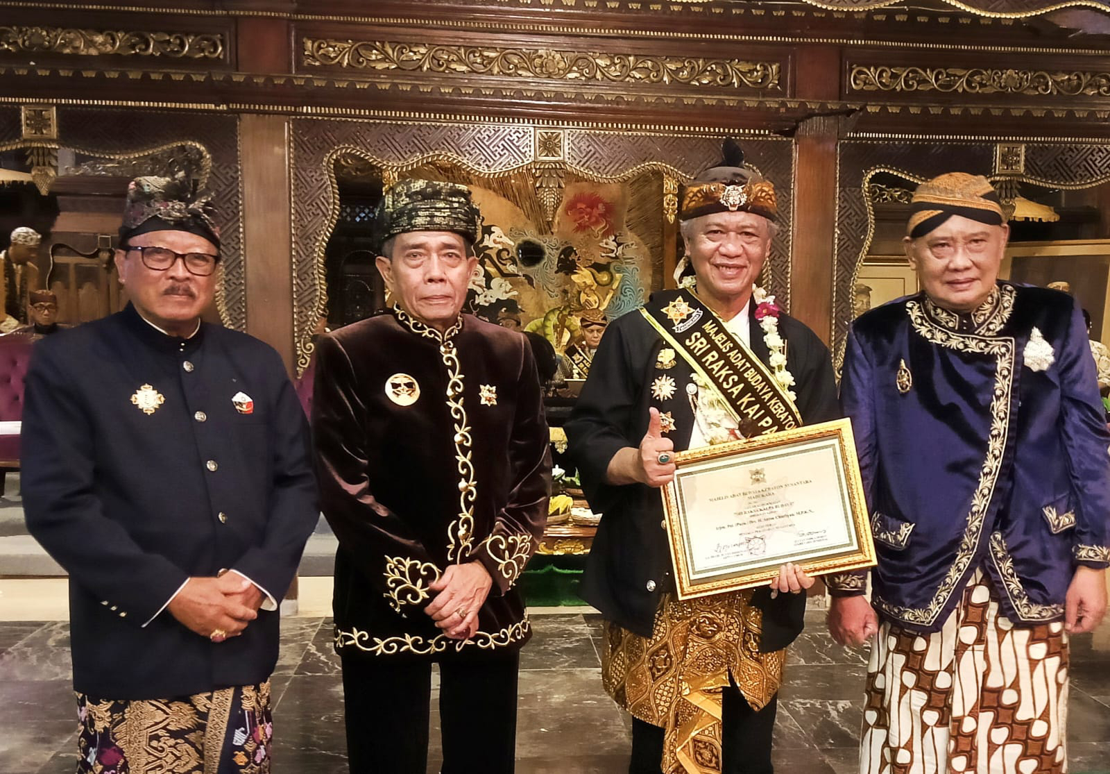 MAJELIS MADUKARA Memberikan Penghargaan SRIRAKSA Kalpa Budaya Kepada Tokoh Sunda Banten , Abah H Anton Charliyan Di Keraton Amartha Bumi .